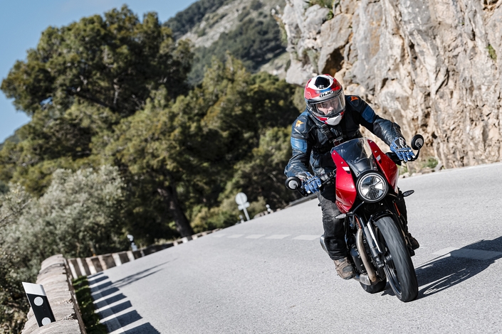 La Triumph Thruxton 400 est un mini racer, qui fait un effet maxi