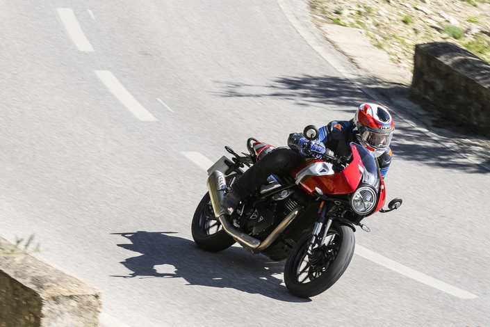 La Triumph Thruxton 400 est un mini racer, qui fait un effet maxi