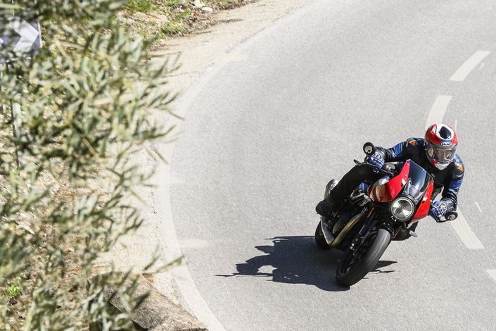 La Triumph Thruxton 400 est un mini racer, qui fait un effet maxi