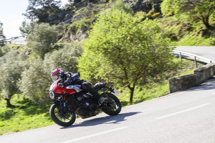 La Triumph Thruxton 400 est un mini racer, qui fait un effet maxi