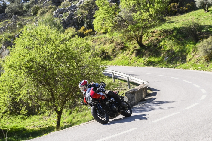 La Triumph Thruxton 400 est un mini racer, qui fait un effet maxi