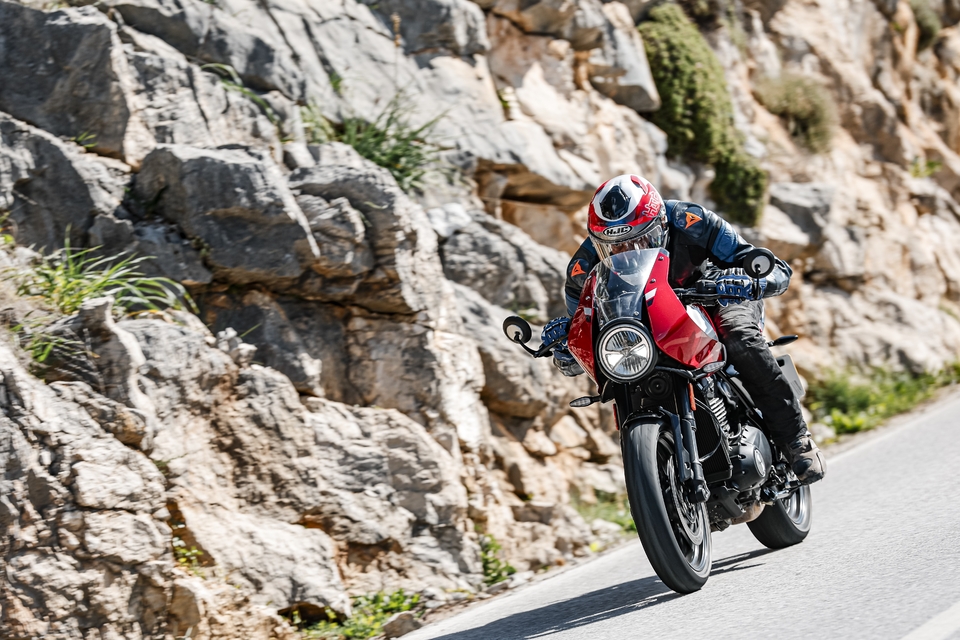 Mini Racing Thruxton La Triumph Thruxton 400 est un mini racer, qui fait un effet maxi - Page 2
