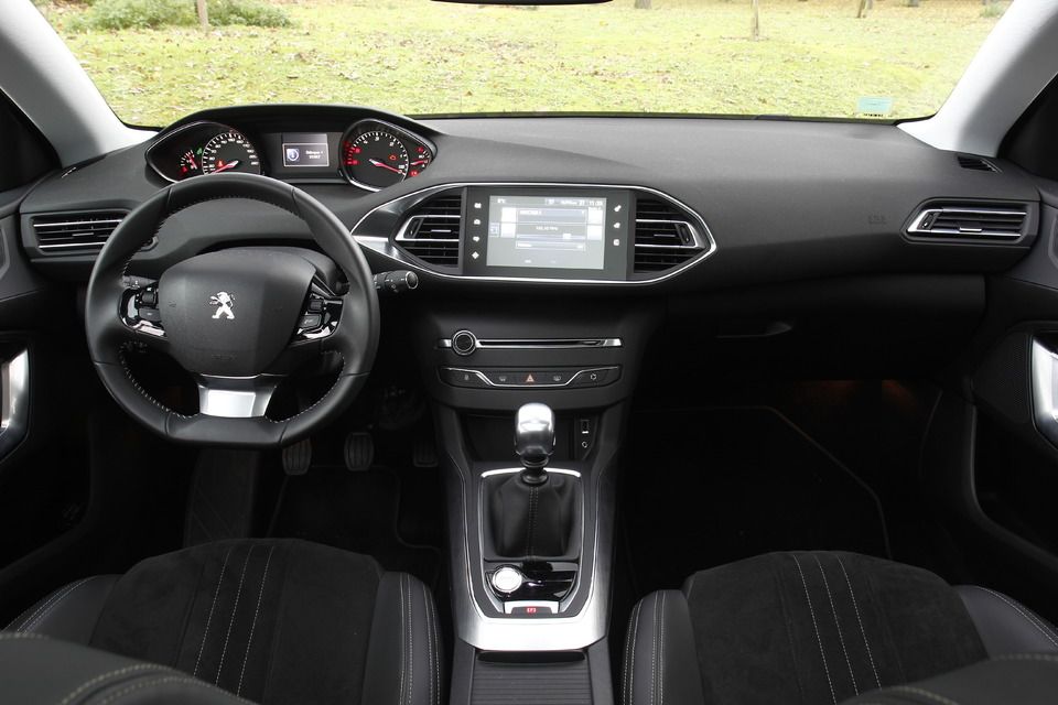 S8-A-l-interieur-de-la-Peugeot-308-e-HDI-115-ch-311165.jpg