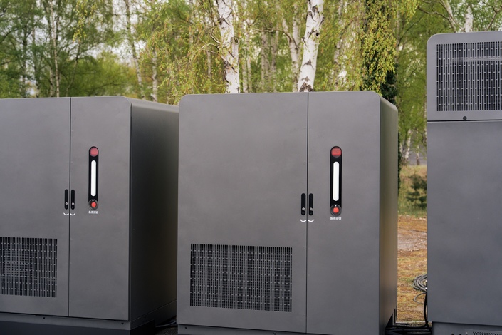 Voilà les deux énormes batteries stationnaires (200 kW chacune) installées dans les stations « Flash Charging » de BYD.