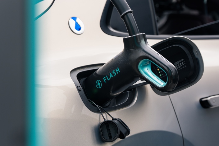 Le système Flash Charging conserve bien évidemment les normes de connectiques en vigueur en Europe pour la charge rapide des voitures électriques.