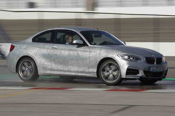 Voici la première voiture autonome qui drifte. C'est une BMW M235i 