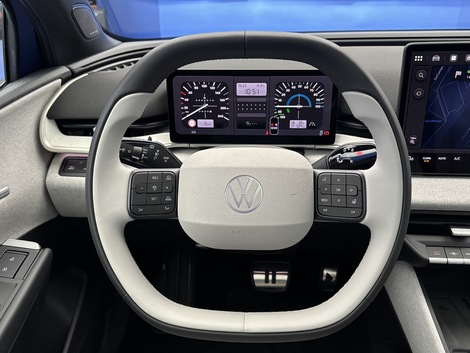 Fini les touches à retour haptique sur le volant. Remarquez également les compteurs façon années 80.