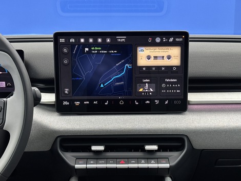 L'écran multimédia est secondé par des touches physiques et il peut bénéficier d'un affichage néo-rétro à l'image de cette cassette.