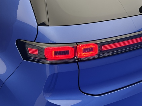 Les feux arrière sont très stylisés