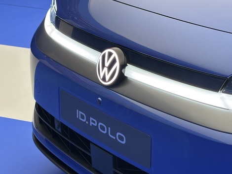 Un large bandeau lumineux parcourt toute la largeur de la partie avant.