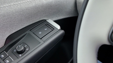 La poignée de porte adopte un revêtement plus accrocheur.