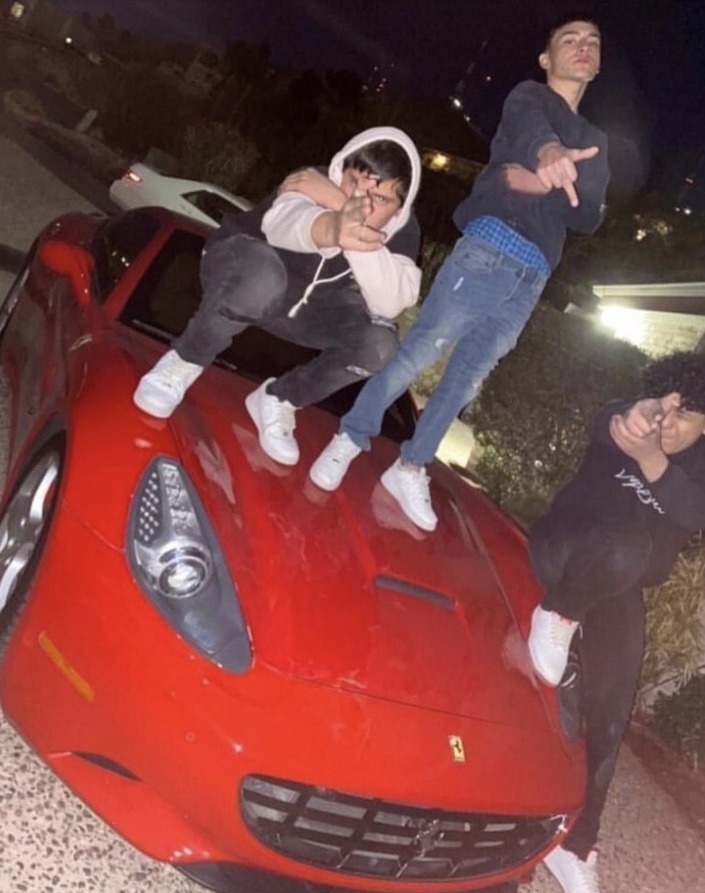 Ils ruinent le capot d'une Ferrari pour se vanter sur Instagram
