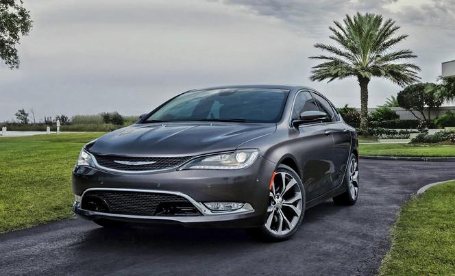 Chrysler 200 : les photos officielles s'enfuient