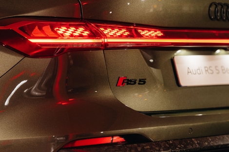 La RS5 se démarque, entre autres, par ses drapeaux à damiers lumineux sur les feux arrière et le feu stop.