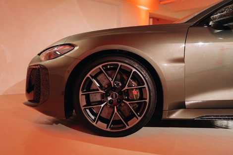 Gros freinage et jantes forgées. Au choix 20 ou 21' en option.