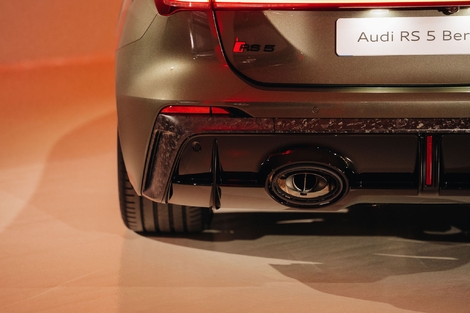 La RS5 reçoit une double sortie d'échappement ovale qui expulse un son rauque et métallique.