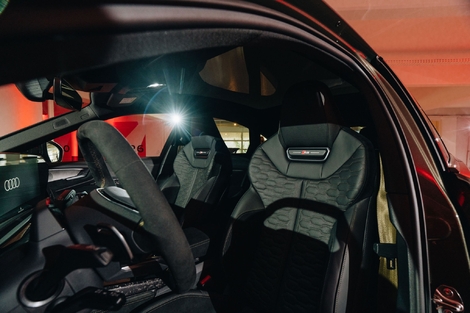 À bord, la RS5 s’enrichit de sièges baquets au maintien renforcé. Bien rembourrés, ils offrent une position de conduite adaptée à tous les gabarits.