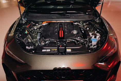 Le coeur de la bête. Un V6 suralimenté associé à un moteur électrique. L'ensemble développe une puissance cumulée de 639 ch (batterie pleine) et un couple de 825 Nm. Le tout est envoyé aux 4 roues via une tranmission Quattro.