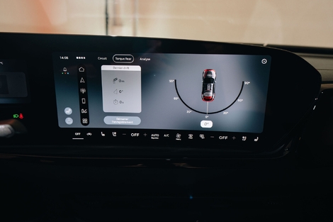 Sur le troisième écran, Audi propose une application avec tous les informations (les temps au tour, les G, etc.) en temps réel de la voiture.