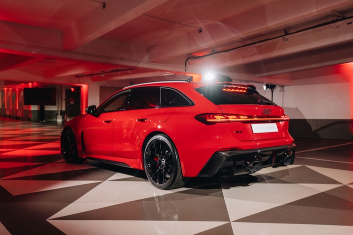 La transmission Quattro évolue et reçoit un petit moteur électrique pour optimiser la motricité pendant la décharge et réduire le temps de renvoi de couple entre les deux roues arrière.