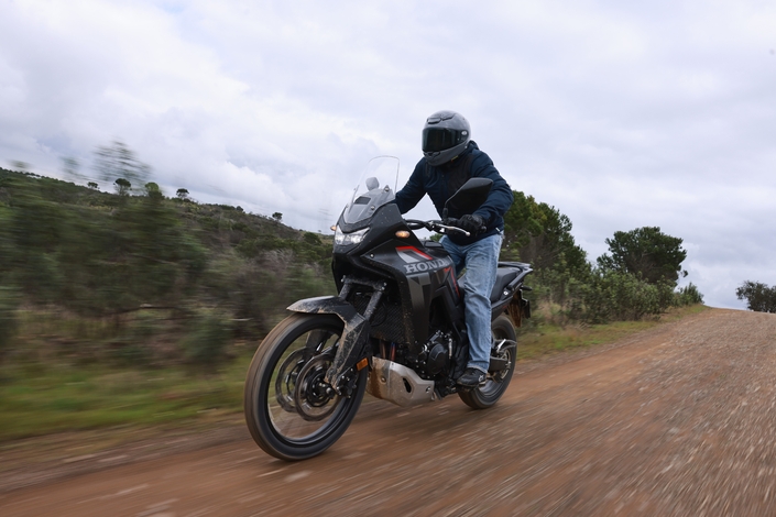La Honda Transalp 750 E-Clutch est-elle meilleure en tout-terrain grâce à sa nouvelle boîte de vitesses ?