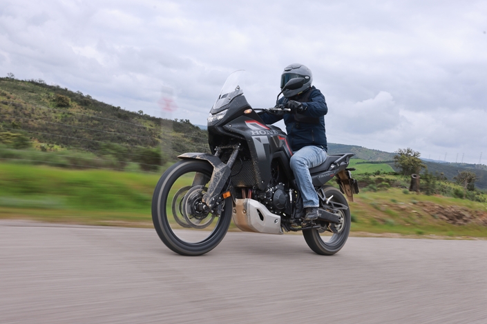 La Honda Transalp 750 E-Clutch est-elle meilleure en tout-terrain grâce à sa nouvelle boîte de vitesses ?