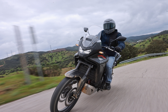 La Honda Transalp 750 E-Clutch est-elle meilleure en tout-terrain grâce à sa nouvelle boîte de vitesses ?