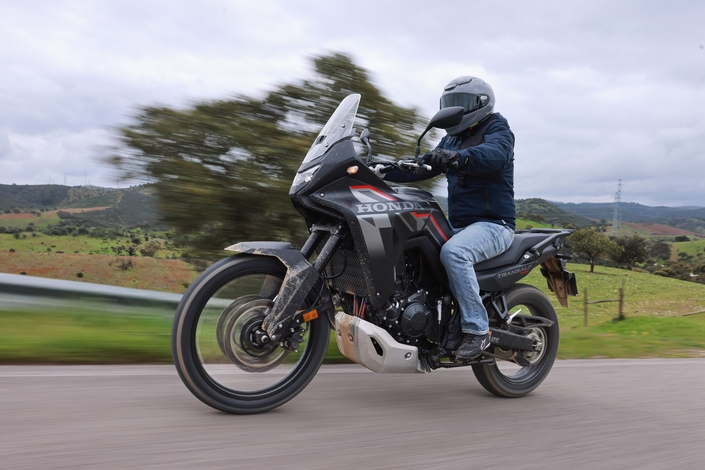 La Honda Transalp 750 E-Clutch est-elle meilleure en tout-terrain grâce à sa nouvelle boîte de vitesses ?