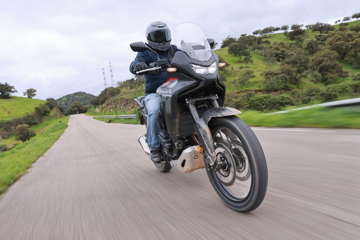 La Honda Transalp 750 E-Clutch est-elle meilleure en tout-terrain grâce à sa nouvelle boîte de vitesses ?