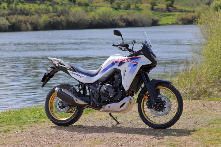 La Honda Transalp 750 E-Clutch est-elle meilleure en tout-terrain grâce à sa nouvelle boîte de vitesses ?