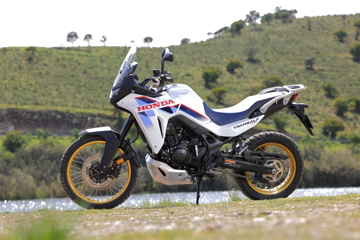 La Honda Transalp 750 E-Clutch est-elle meilleure en tout-terrain grâce à sa nouvelle boîte de vitesses ?
