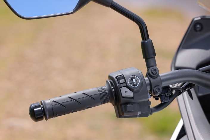 La Honda Transalp 750 E-Clutch est-elle meilleure en tout-terrain grâce à sa nouvelle boîte de vitesses ?