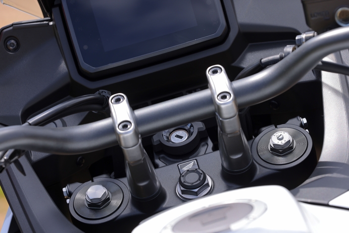 La Honda Transalp 750 E-Clutch est-elle meilleure en tout-terrain grâce à sa nouvelle boîte de vitesses ?