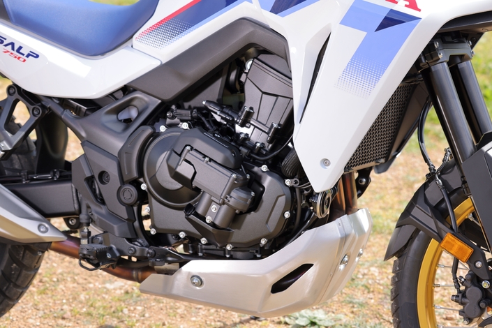 La Honda Transalp 750 E-Clutch est-elle meilleure en tout-terrain grâce à sa nouvelle boîte de vitesses ?