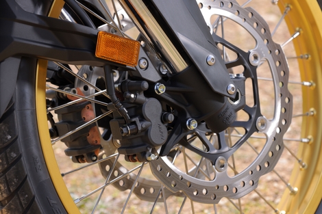 La Honda Transalp 750 E-Clutch est-elle meilleure en tout-terrain grâce à sa nouvelle boîte de vitesses ?