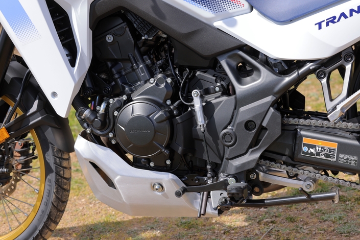 La Honda Transalp 750 E-Clutch est-elle meilleure en tout-terrain grâce à sa nouvelle boîte de vitesses ?