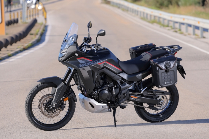 La Honda Transalp 750 E-Clutch est-elle meilleure en tout-terrain grâce à sa nouvelle boîte de vitesses ?