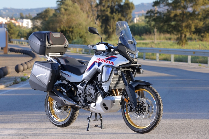 La Honda Transalp 750 E-Clutch est-elle meilleure en tout-terrain grâce à sa nouvelle boîte de vitesses ?