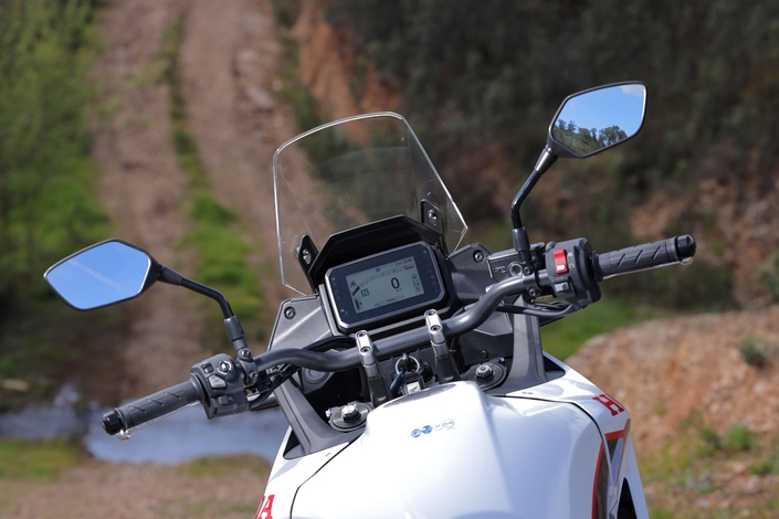 La Honda Transalp 750 E-Clutch est-elle meilleure en tout-terrain grâce à sa nouvelle boîte de vitesses ?