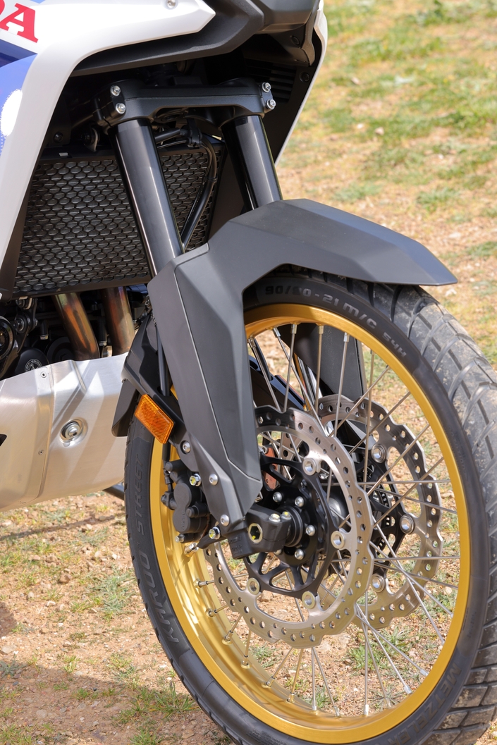 La Honda Transalp 750 E-Clutch est-elle meilleure en tout-terrain grâce à sa nouvelle boîte de vitesses ?