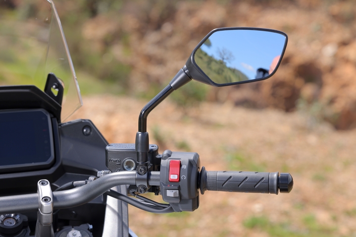 La Honda Transalp 750 E-Clutch est-elle meilleure en tout-terrain grâce à sa nouvelle boîte de vitesses ?