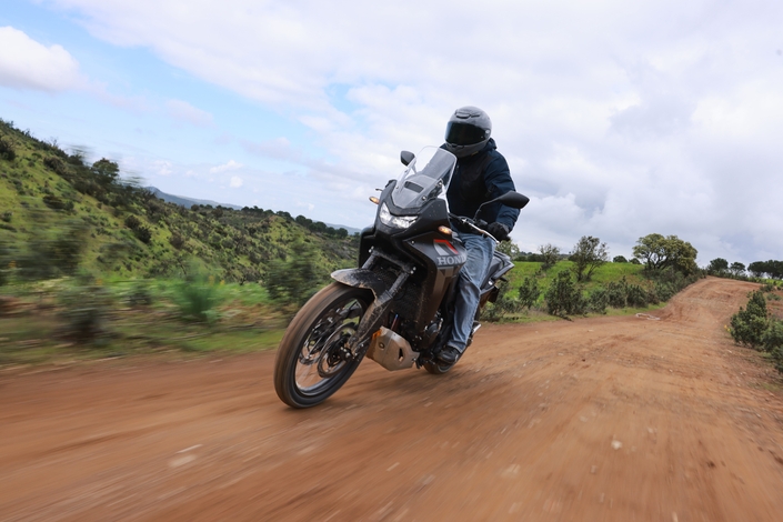 La Honda Transalp 750 E-Clutch est-elle meilleure en tout-terrain grâce à sa nouvelle boîte de vitesses ?