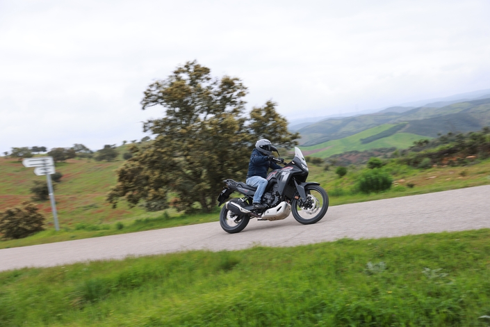 La Honda Transalp 750 E-Clutch est-elle meilleure en tout-terrain grâce à sa nouvelle boîte de vitesses ?