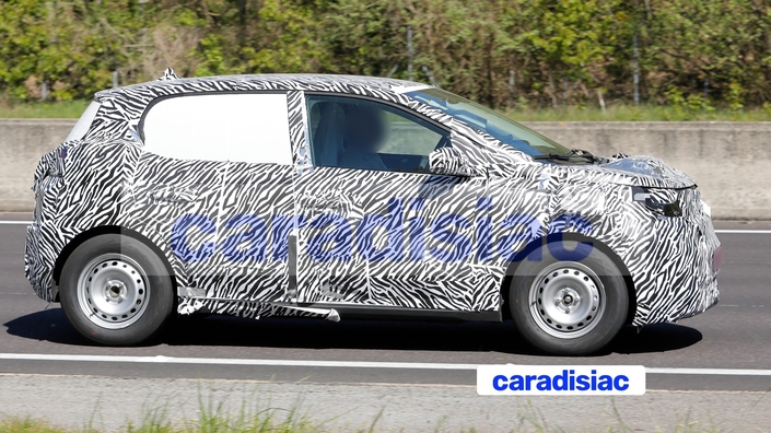 La petite Twingo de chez Dacia est encore trop camouflée pour que l’on se rende compte de son futur style. Mais à l’image de ce que produit Dacia depuis quelque temps, l’inspiration proviendra sans aucun doute du Duster et du nouveau Striker, avec des arêtes marquées.