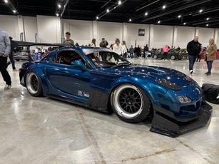 Une Mazda RX-7 très modifiée
