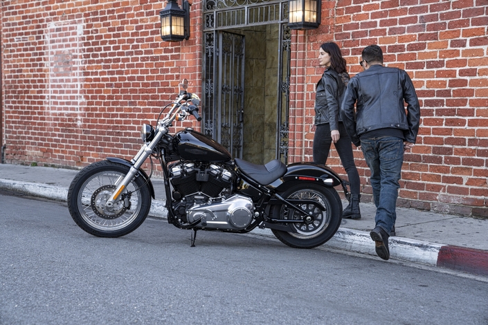 Ligne élancée et position de conduite haute, avec le guidon Mini Ape, affirment un look bien trempé à cette nouvelle Softail Standard.