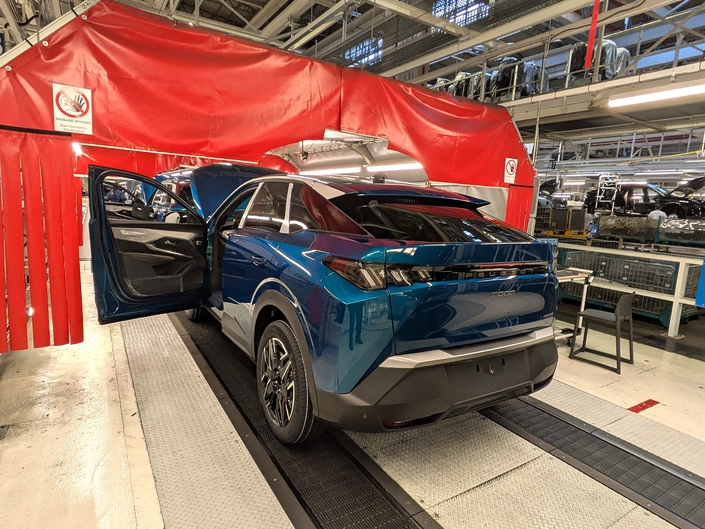 Le tunnel de caméras analyse chaque soudure, chaque grain de peinture ©lbdb