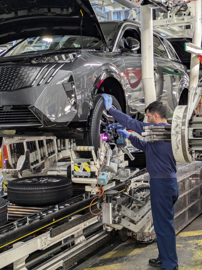 A Sochaux le robot humanoïde n’a encore pas remplacé le savoir-faire humain ©lbdb