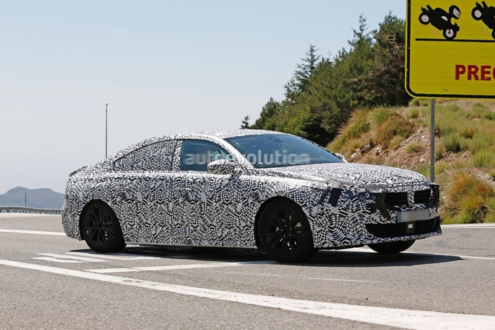 La prochaine 508 aura une silhouette inspirée des coupés quatre portes. (Photo AutoEvolution).