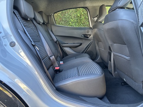 La découpe plongeante des portes de la Clio impose de baisser la tête en entrant et en sortant.